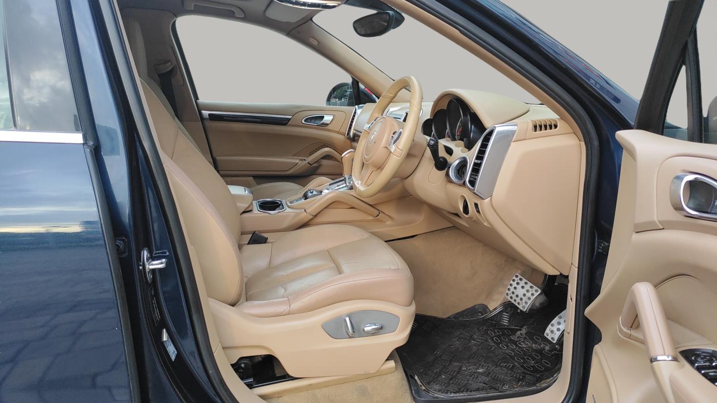 2012 Porsche Cayenne DIESEL, Diesel, Automatic, 81,163 km, Right Side Front Door Cabin