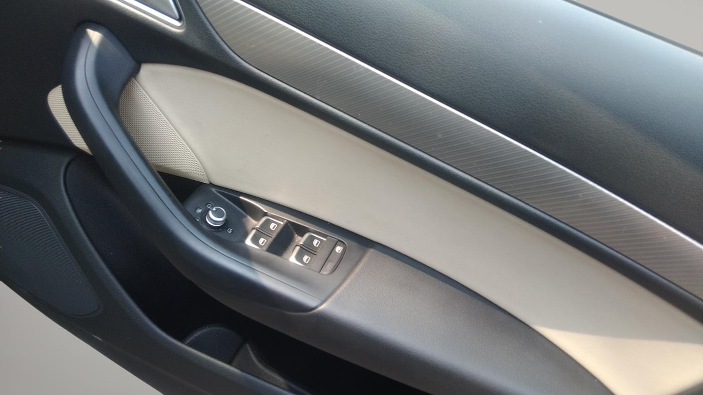 2015 Audi Q3 35 TDI Quattro, Diesel, Automatic, 1,12,490 km, Driver Side Door Panel Controls