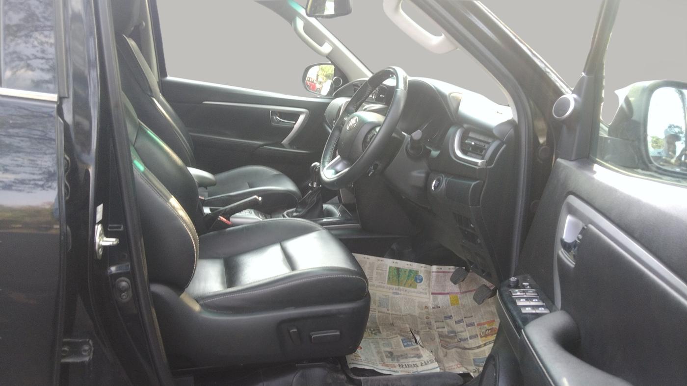 2022 Toyota Fortuner 4X2 MT 2.8 DIESEL, Diesel, Manual, 57,853 km, Right Side Front Door Cabin