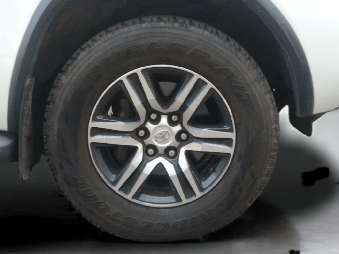 2018 Toyota Fortuner 2.8 4X2 AT, Diesel, Automatic, 1,25,892 km, Right Front Wheel