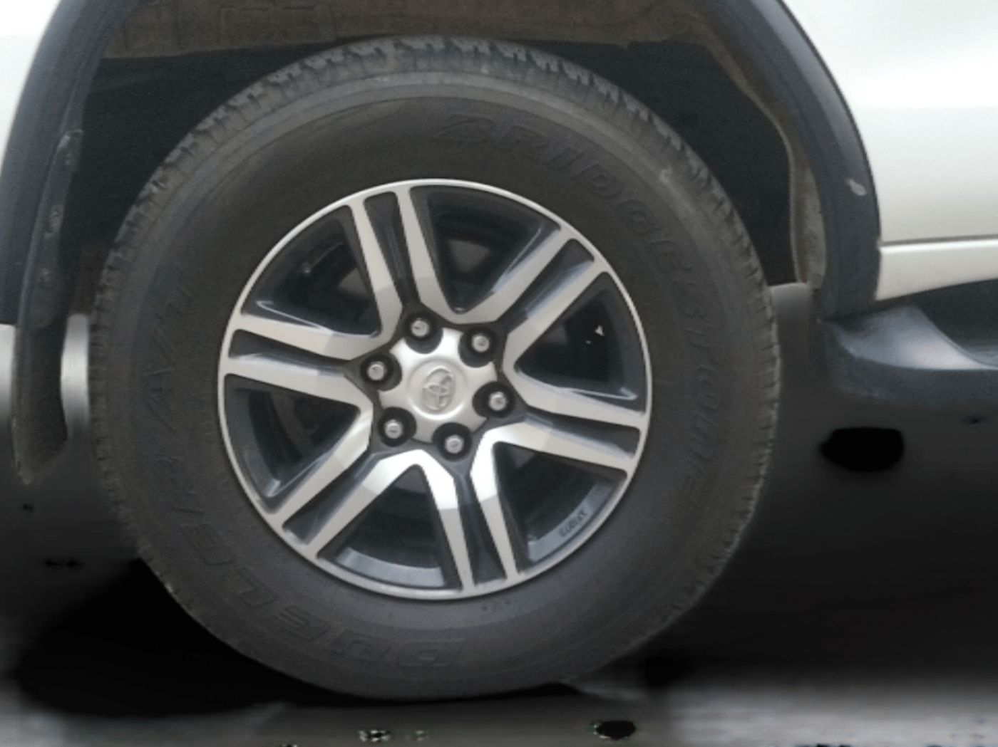 2018 Toyota Fortuner 2.8 4X2 AT, Diesel, Automatic, 1,25,892 km, Right Rear Wheel