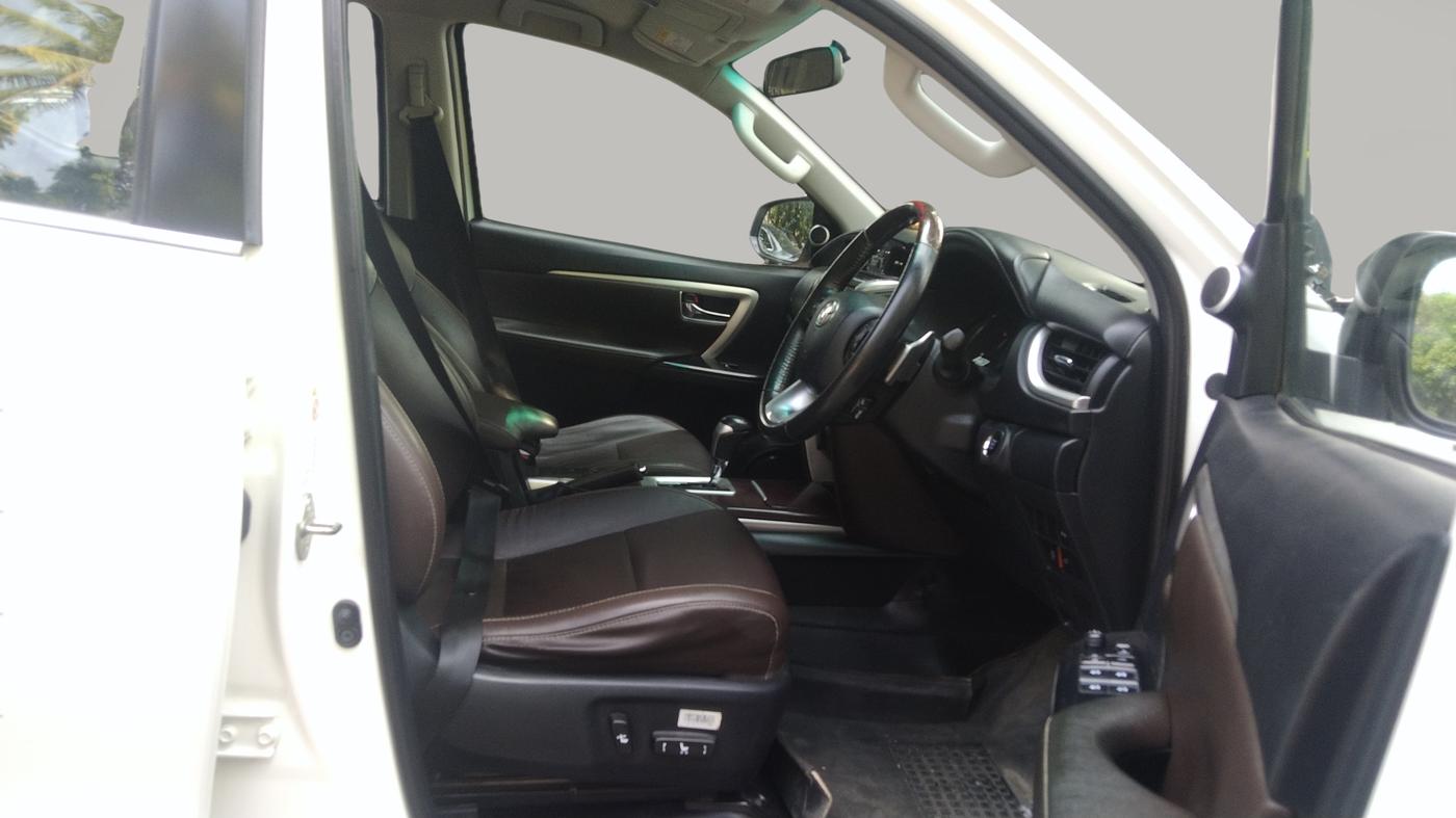 2018 Toyota Fortuner 2.8 4X2 AT, Diesel, Automatic, 1,25,892 km, Right Side Front Door Cabin
