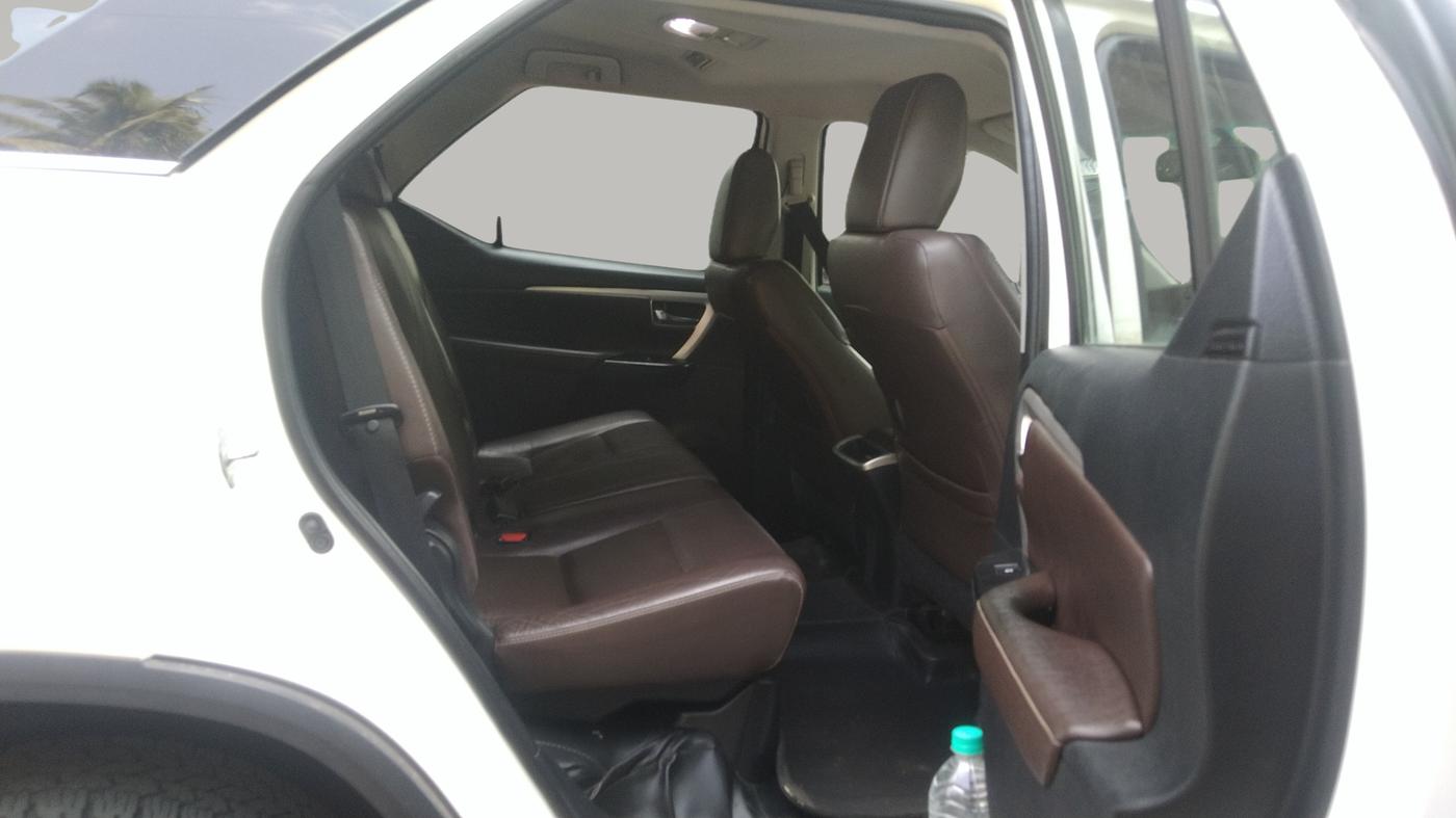 2018 Toyota Fortuner 2.8 4X2 AT, Diesel, Automatic, 1,25,892 km, Right Side Rear Door Cabin