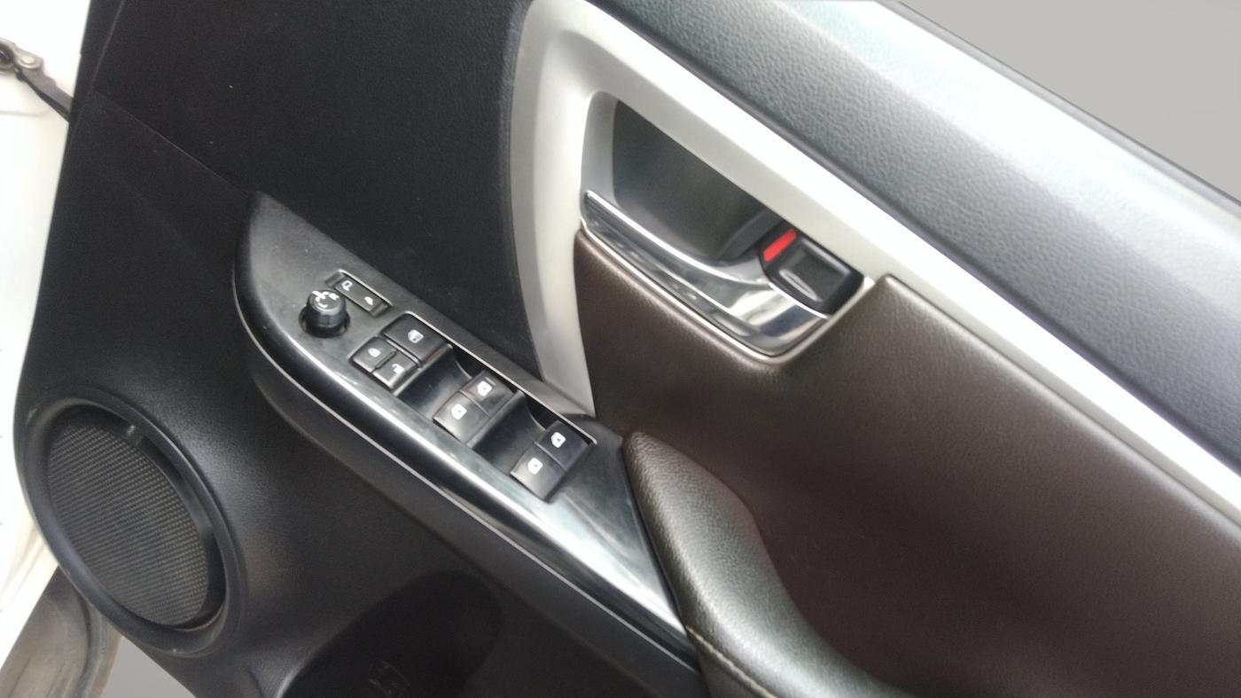 2018 Toyota Fortuner 2.8 4X2 AT, Diesel, Automatic, 1,25,892 km, Driver Side Door Panel Controls