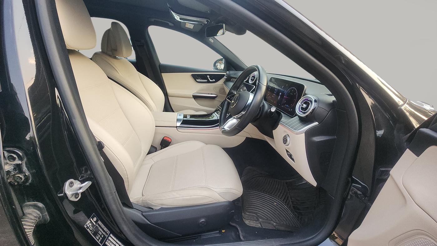 2022 Mercedes Benz C Class  C 220d, Diesel, Automatic, 22,386 km, Right Side Front Door Cabin