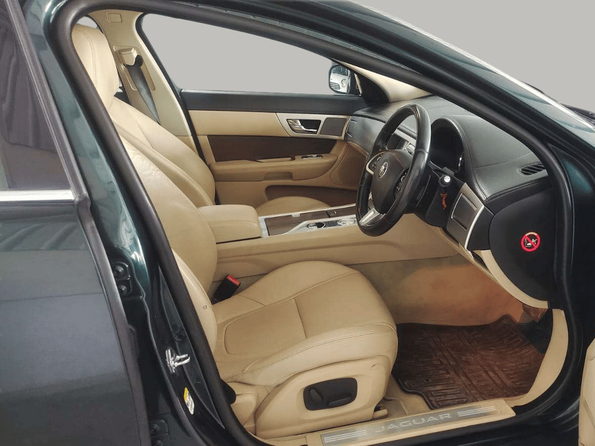 2014 Jaguar XF 2.2 DIESEL LUXURY, Diesel, Automatic, 47,000 km, Right Side Front Door Cabin