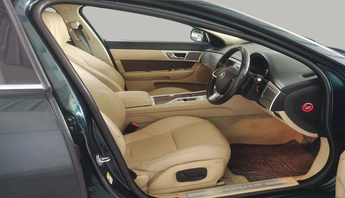 2014 Jaguar XF 2.2 DIESEL LUXURY, Diesel, Automatic, 47,000 km, Right Side Front Door Cabin