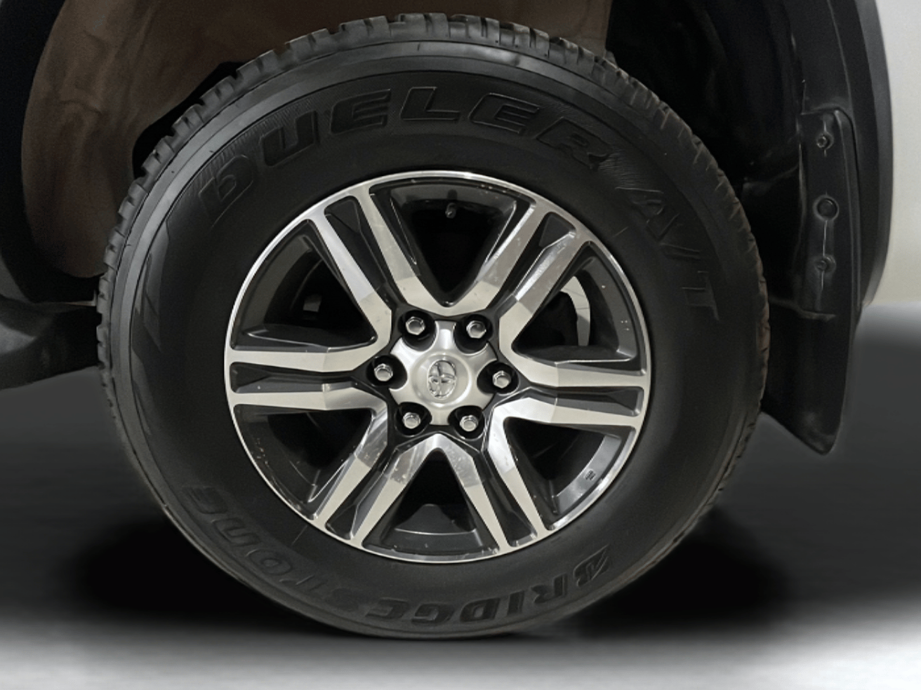 2024 Toyota Fortuner 4X2 AT 2.7 PETROL, Petrol, Automatic, 13,552 km, Left Rear Wheel