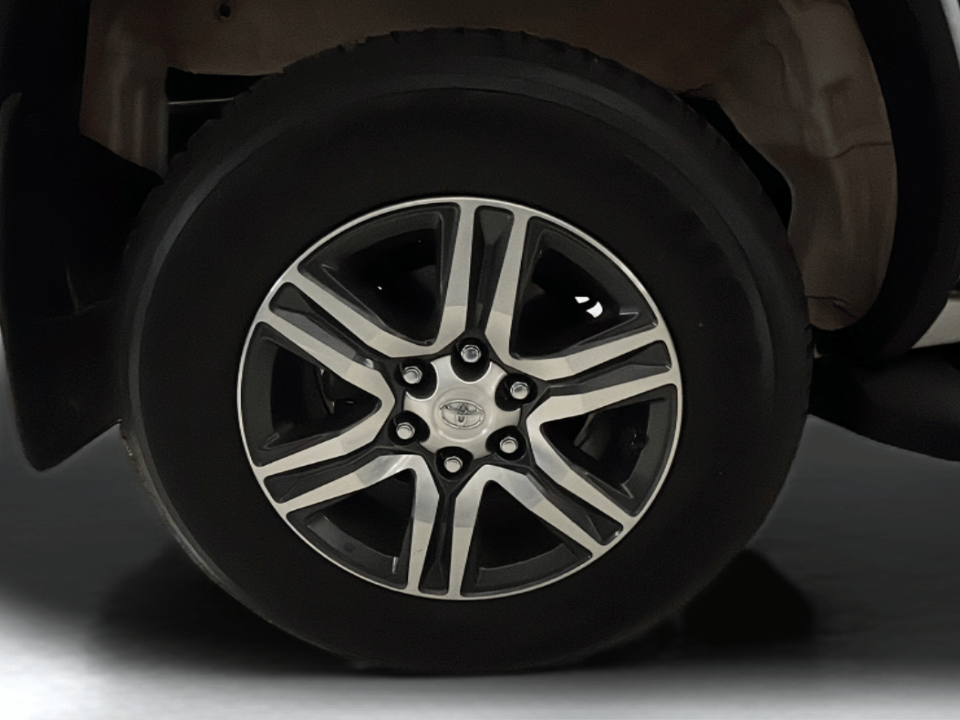 2024 Toyota Fortuner 4X2 AT 2.7 PETROL, Petrol, Automatic, 13,552 km, Right Rear Wheel