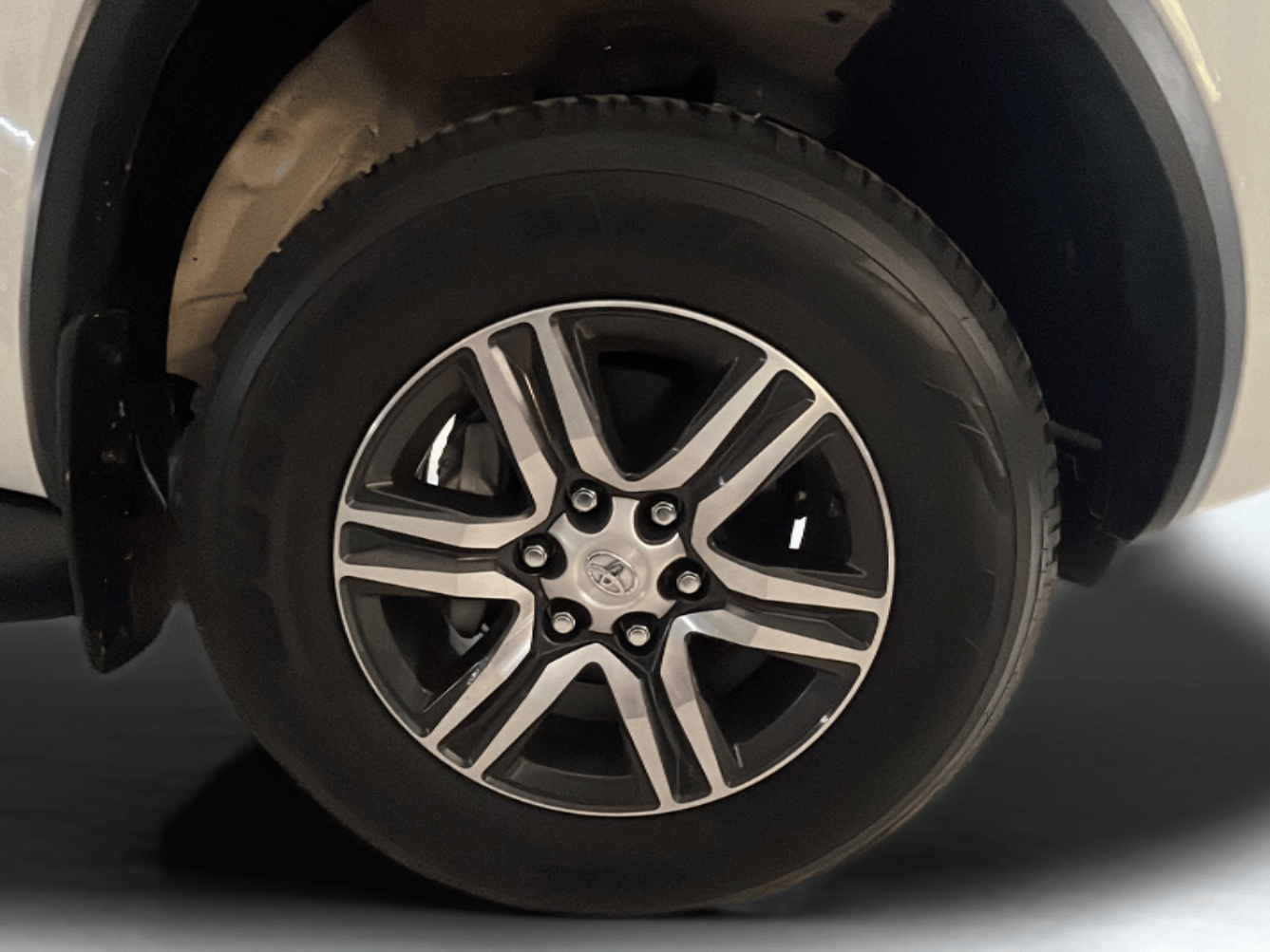 2024 Toyota Fortuner 4X2 AT 2.7 PETROL, Petrol, Automatic, 13,552 km, Right Front Wheel