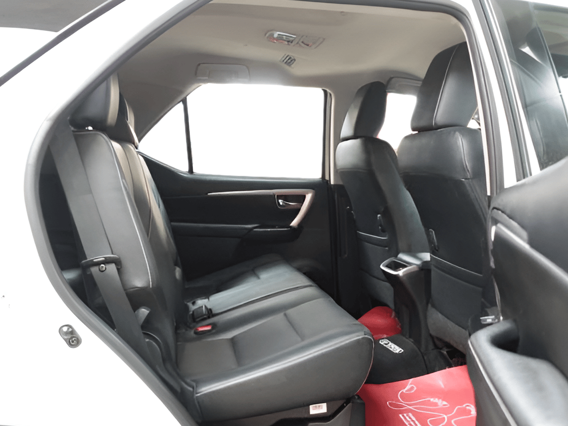 2024 Toyota Fortuner 4X2 AT 2.7 PETROL, Petrol, Automatic, 13,552 km, Right Side Rear Door Cabin