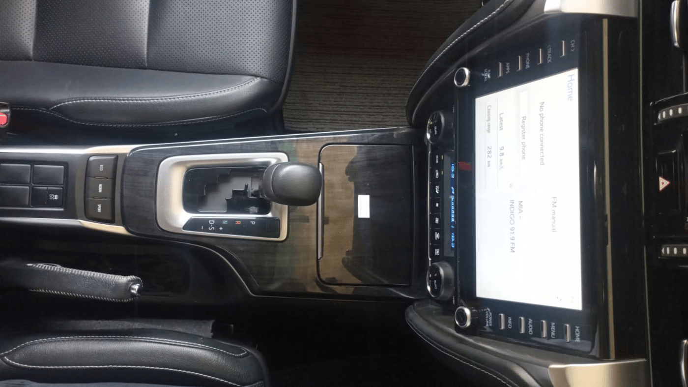 2024 Toyota Fortuner 4X2 AT 2.7 PETROL, Petrol, Automatic, 13,552 km, Gear Lever