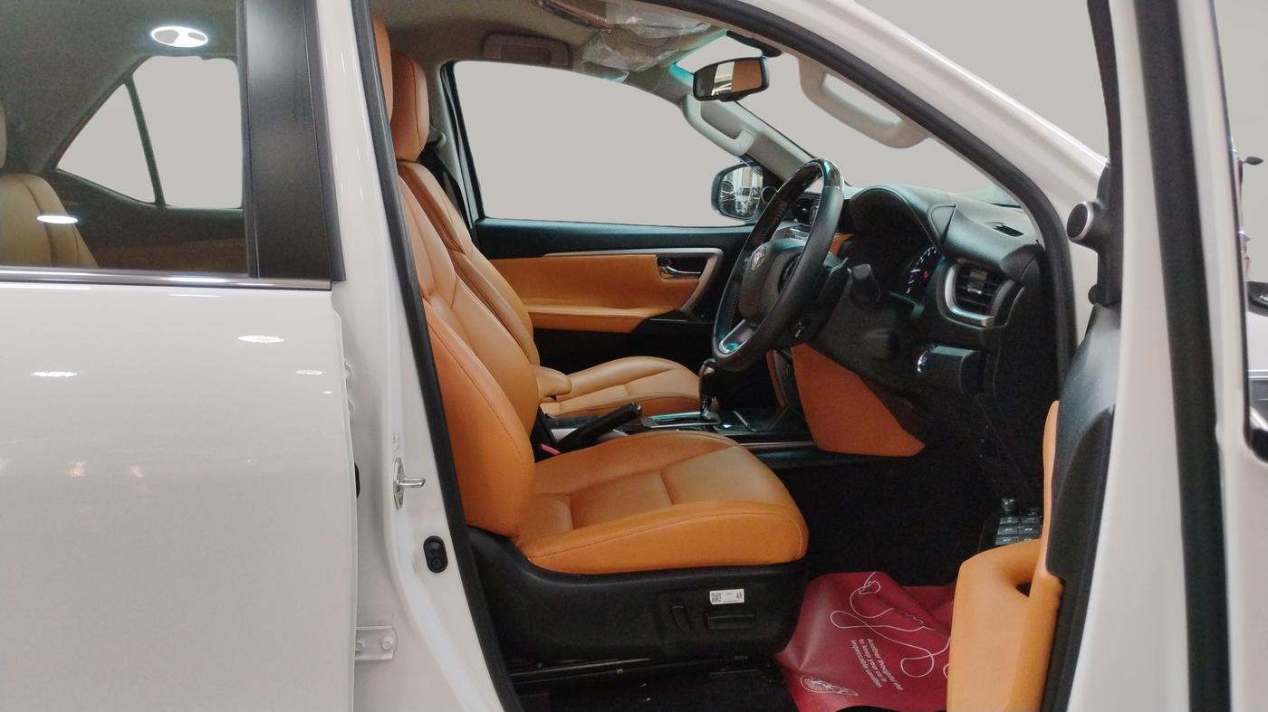 2023 Toyota Fortuner 4X2 AT 2.7 PETROL, Petrol, Automatic, 5,051 km, Right Side Front Door Cabin