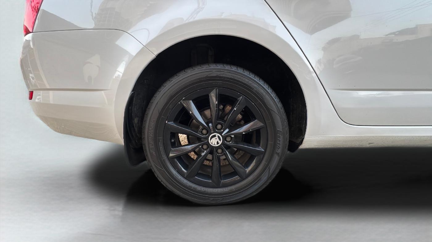 2016 Skoda Octavia 2.0 TDI CR STYLE PLUS AT, Diesel, Automatic, 1,47,178 km, Right Rear Wheel