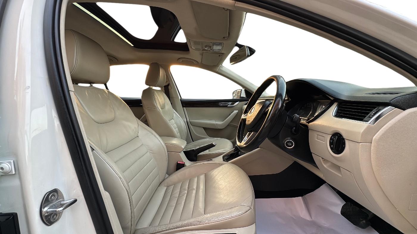 2016 Skoda Octavia 2.0 TDI CR STYLE PLUS AT, Diesel, Automatic, 1,47,178 km, Right Side Front Door Cabin