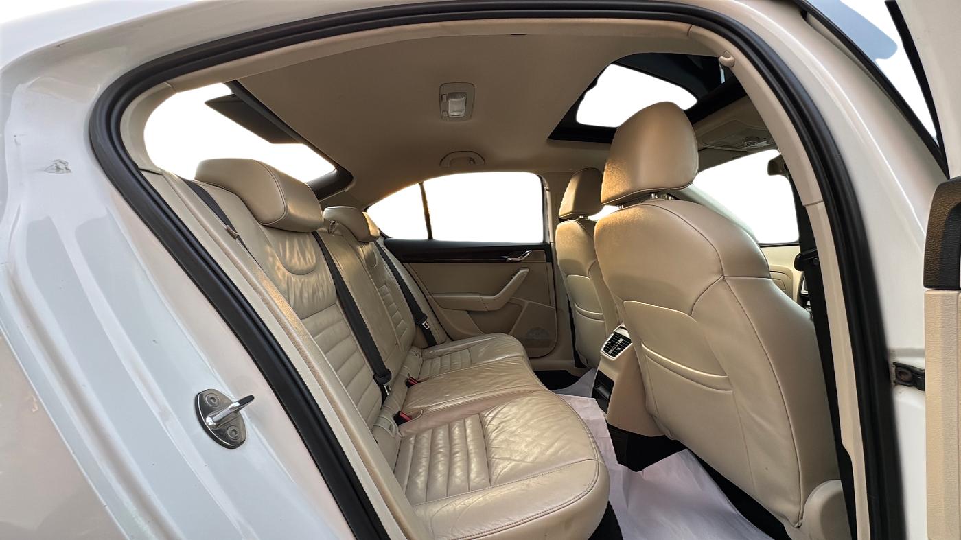 2016 Skoda Octavia 2.0 TDI CR STYLE PLUS AT, Diesel, Automatic, 1,47,178 km, Right Side Rear Door Cabin