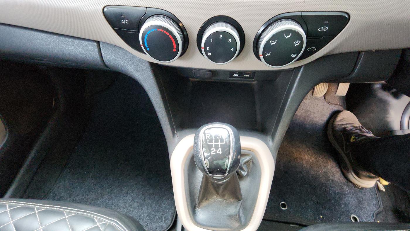 2013 Hyundai Grand i10 SPORTZ 1.1 CRDI, Diesel, Manual, 67,501 km, Gear Lever