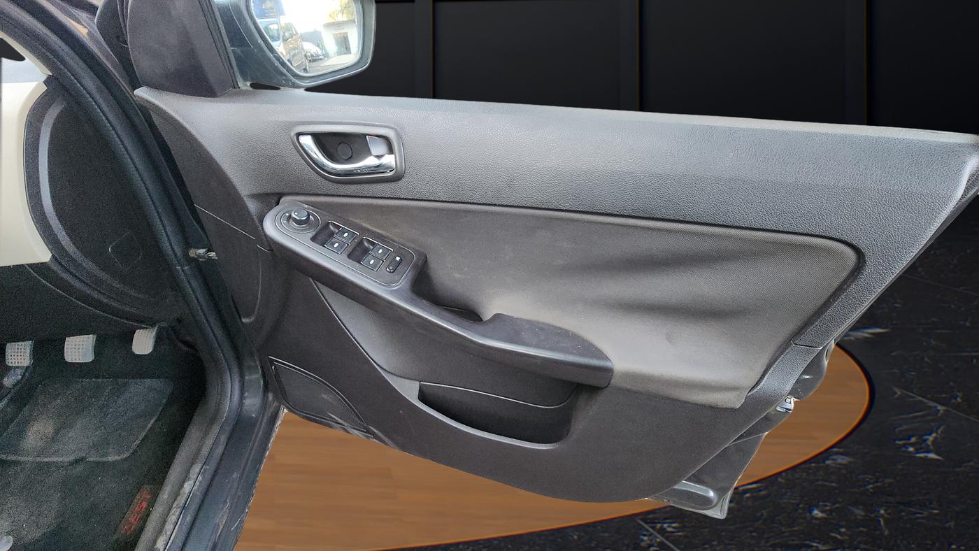 2015 Tata Zest XT PETROL, Petrol, Manual, 89,000 km, Driver Side Door Panel Controls