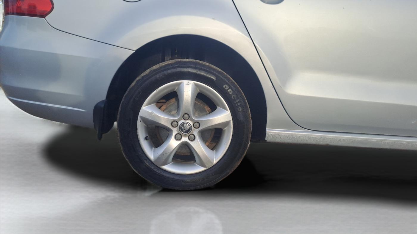 2012 Skoda Rapid ELEGANCE 1.6 TDI CR MT, Diesel, Manual, 70,896 km, Right Rear Wheel