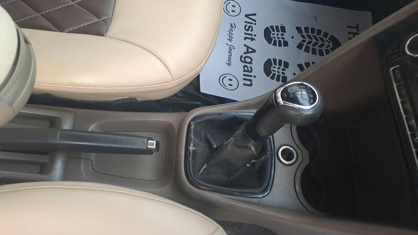 2012 Skoda Rapid ELEGANCE 1.6 TDI CR MT, Diesel, Manual, 70,896 km, Gear Lever