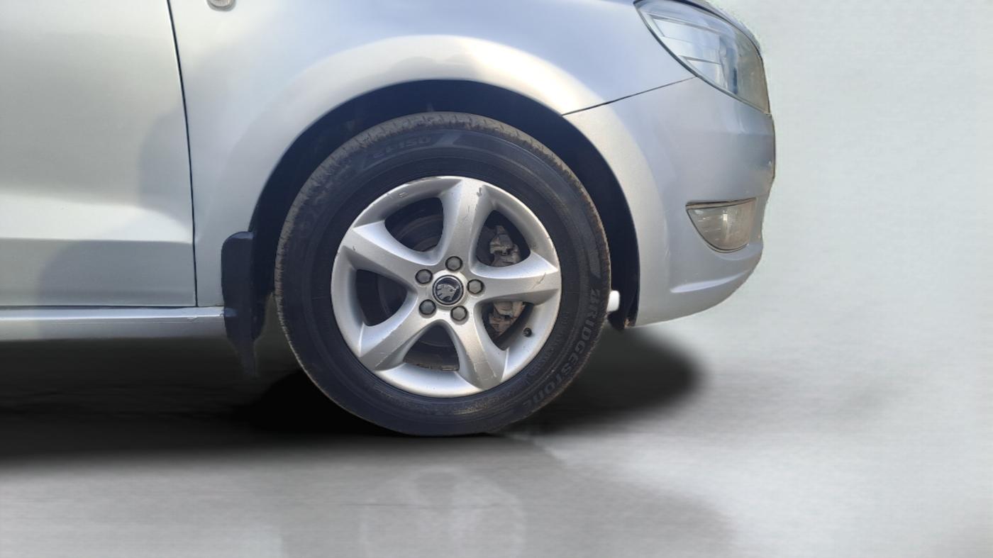 2012 Skoda Rapid ELEGANCE 1.6 TDI CR MT, Diesel, Manual, 70,896 km, Right Front Wheel