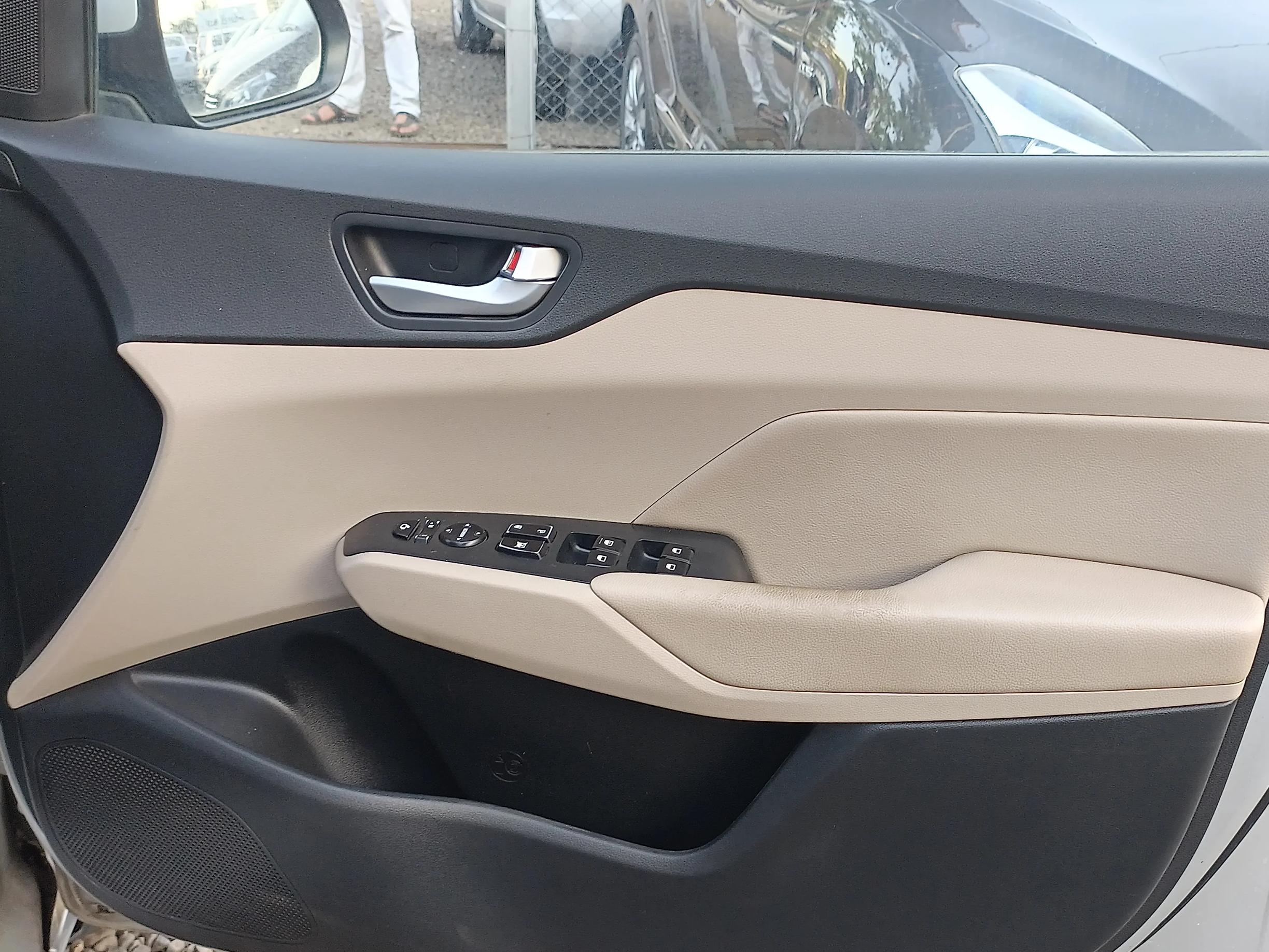 2017 Hyundai Verna 1.6 SX (O) CRDI MT, Diesel, Manual, 83,539 km, Driver Side Door Panel Controls