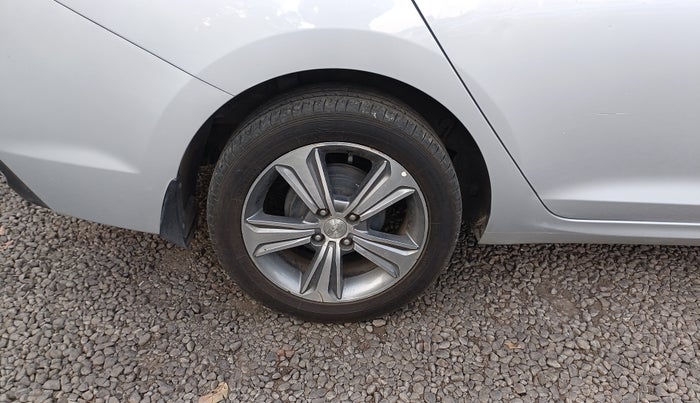 2017 Hyundai Verna 1.6 SX (O) CRDI MT, Diesel, Manual, 83,539 km, Right Rear Wheel