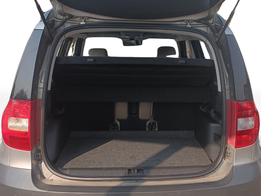 2011 Skoda Yeti AMBIENTE, Diesel, Manual, 73,786 km, Boot Inside