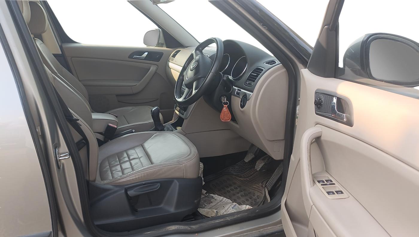 2011 Skoda Yeti AMBIENTE, Diesel, Manual, 73,786 km, Right Side Front Door Cabin