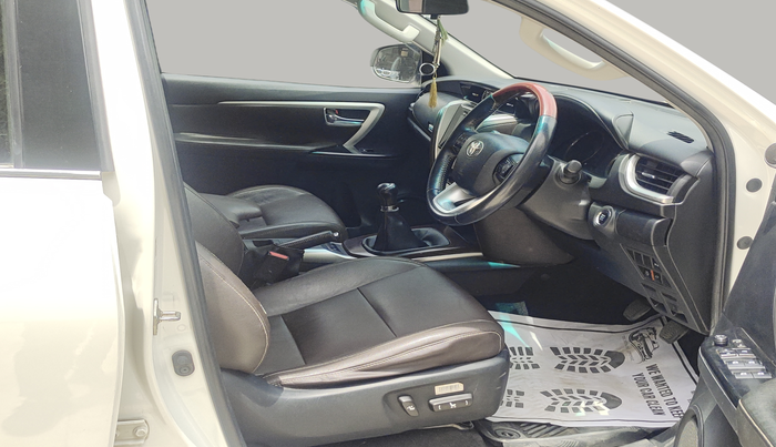 2018 Toyota Fortuner 2.8 4X2 MT, Diesel, Manual, 81,267 km, Right Side Front Door Cabin