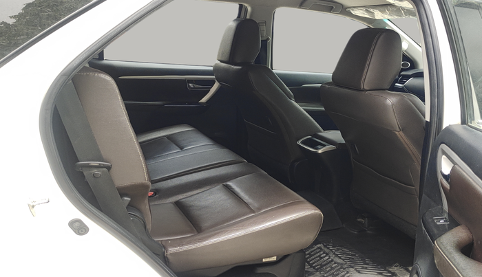 2018 Toyota Fortuner 2.8 4X2 MT, Diesel, Manual, 81,267 km, Right Side Rear Door Cabin