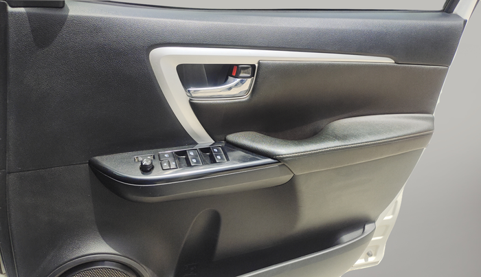 2018 Toyota Fortuner 2.8 4X2 MT, Diesel, Manual, 81,267 km, Driver Side Door Panel Controls