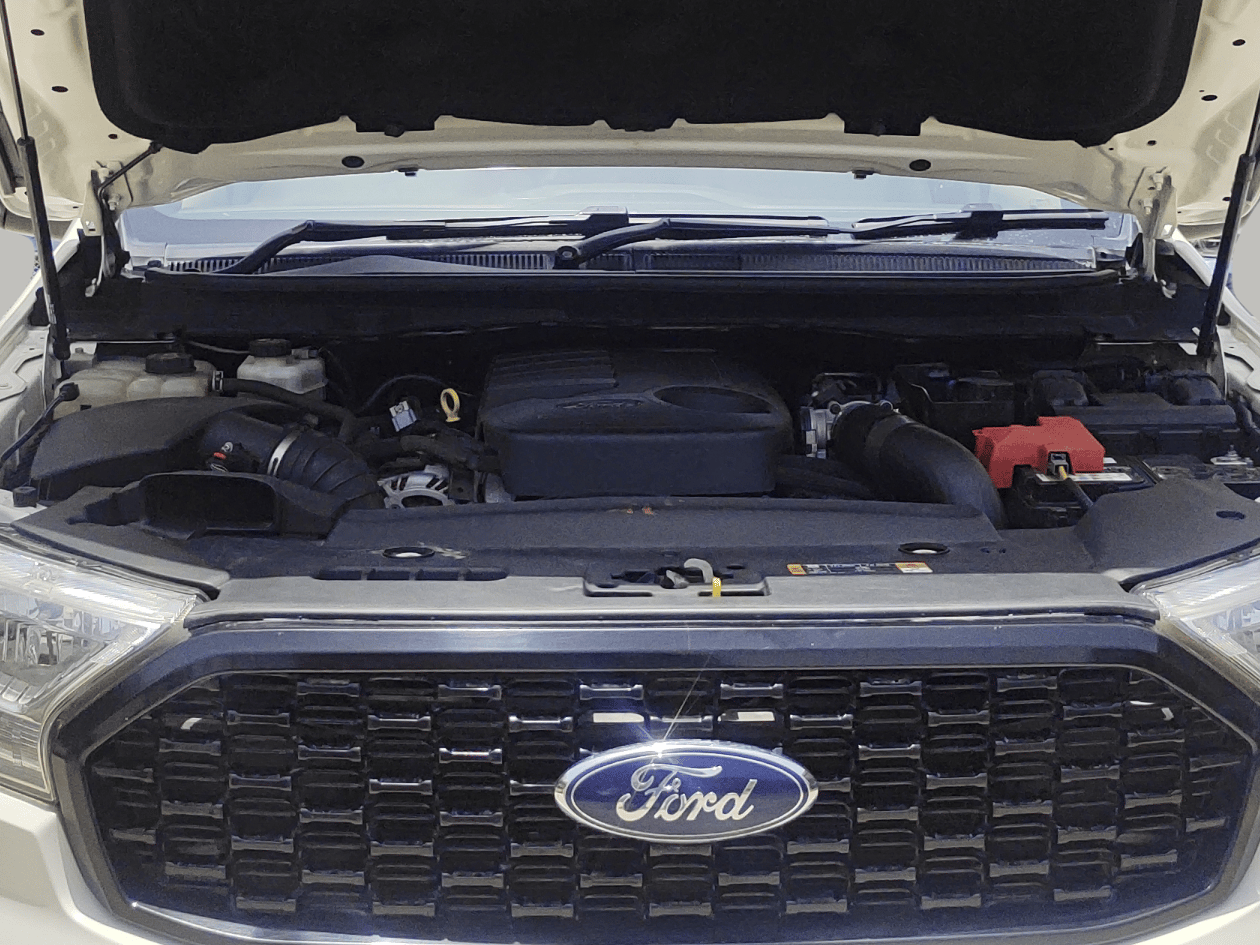2017 Ford Endeavour TITANIUM 3.2 4X4 AT, Diesel, Automatic, 1,01,838 km, Open Bonnet