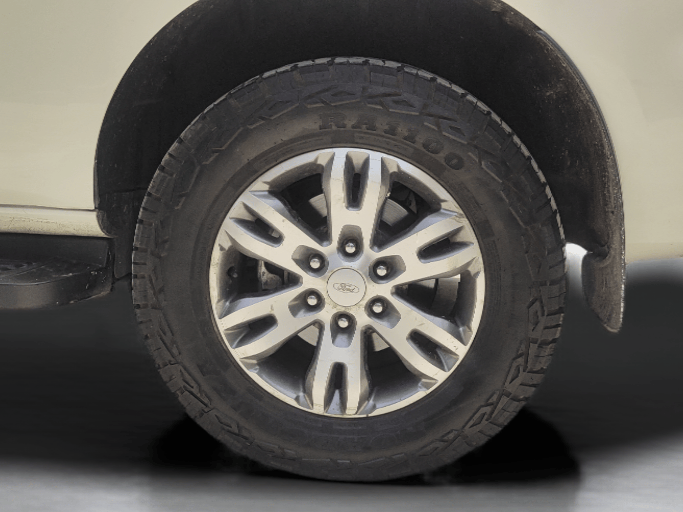 2017 Ford Endeavour TITANIUM 3.2 4X4 AT, Diesel, Automatic, 1,01,838 km, Left Rear Wheel