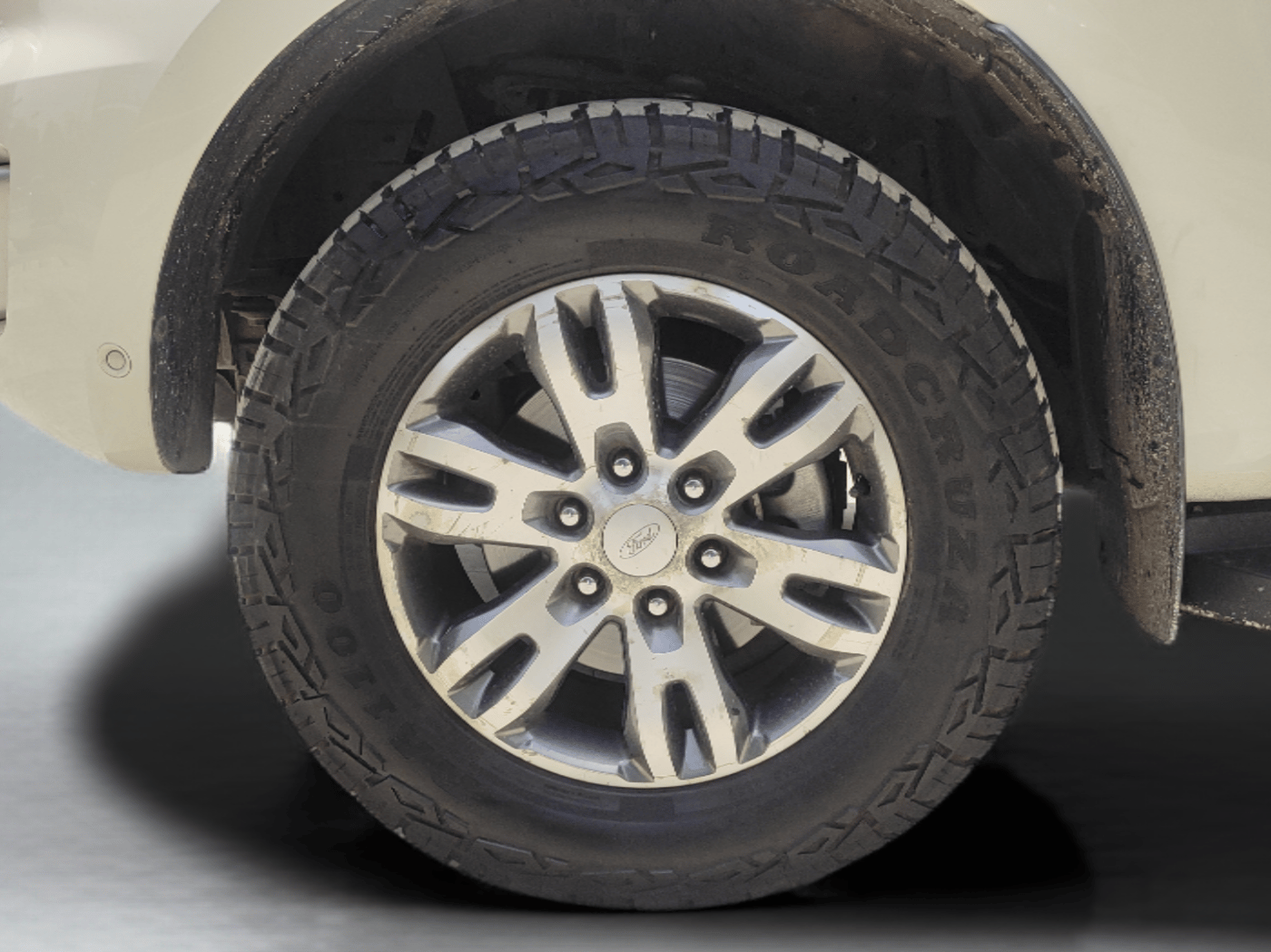 2017 Ford Endeavour TITANIUM 3.2 4X4 AT, Diesel, Automatic, 1,01,838 km, Left Front Wheel
