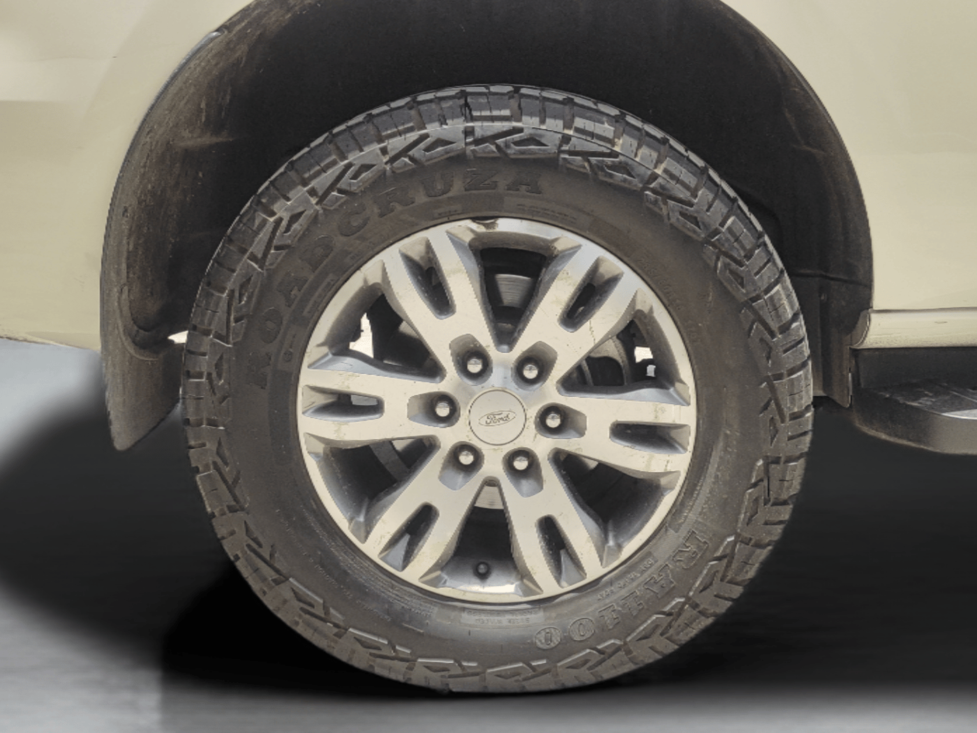 2017 Ford Endeavour TITANIUM 3.2 4X4 AT, Diesel, Automatic, 1,01,838 km, Right Rear Wheel