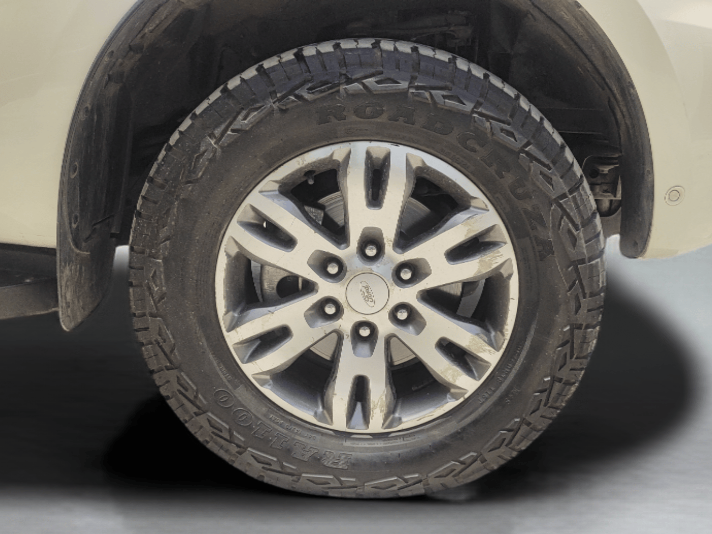 2017 Ford Endeavour TITANIUM 3.2 4X4 AT, Diesel, Automatic, 1,01,838 km, Right Front Wheel