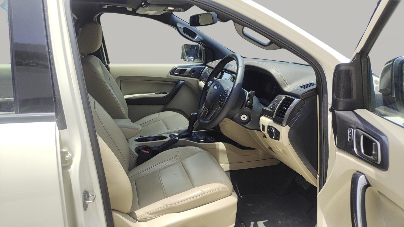 2017 Ford Endeavour TITANIUM 3.2 4X4 AT, Diesel, Automatic, 1,01,838 km, Right Side Front Door Cabin