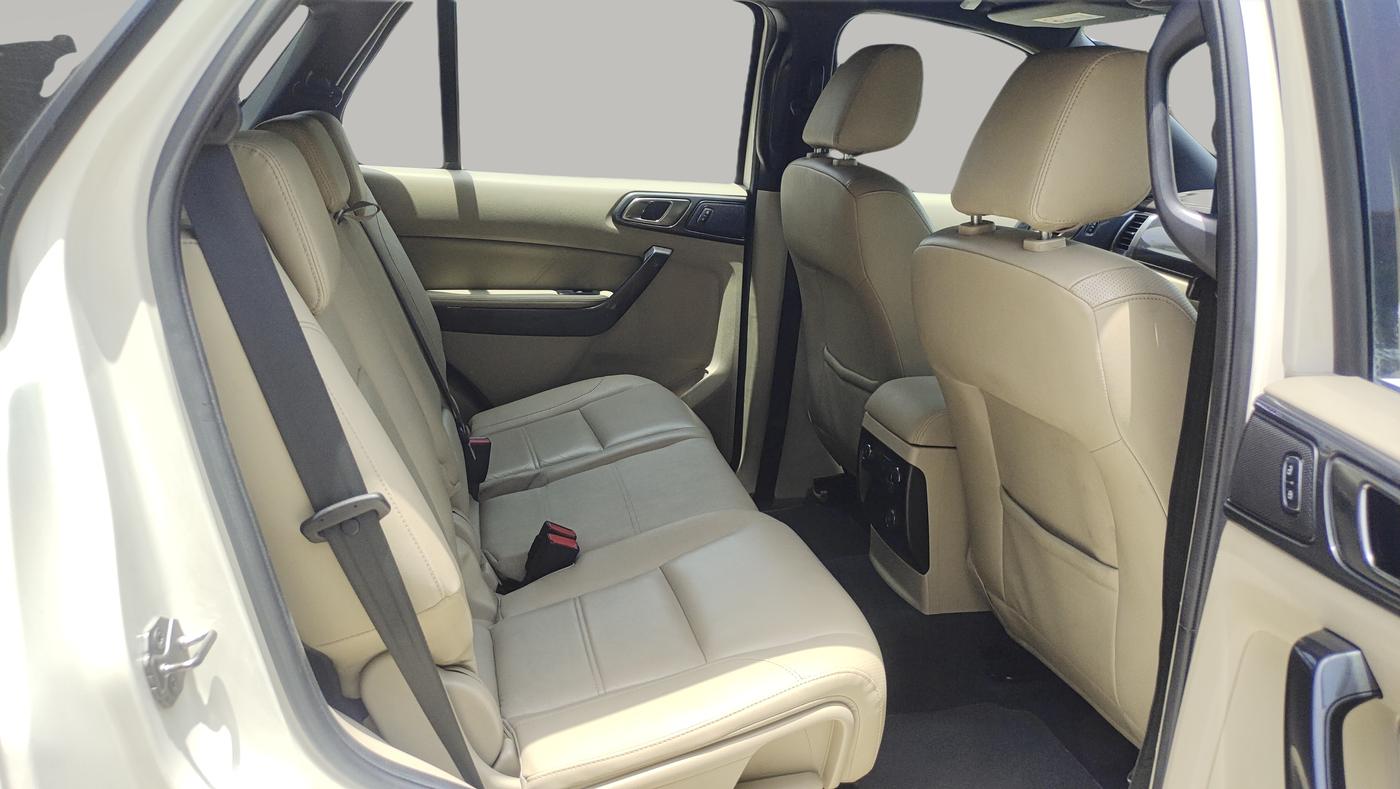 2017 Ford Endeavour TITANIUM 3.2 4X4 AT, Diesel, Automatic, 1,01,838 km, Right Side Rear Door Cabin