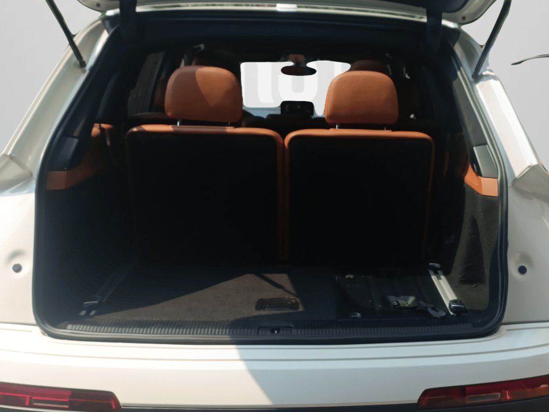 2016 Audi Q7 45 TDI Technology , Diesel, Automatic, 82,368 km, Boot Inside