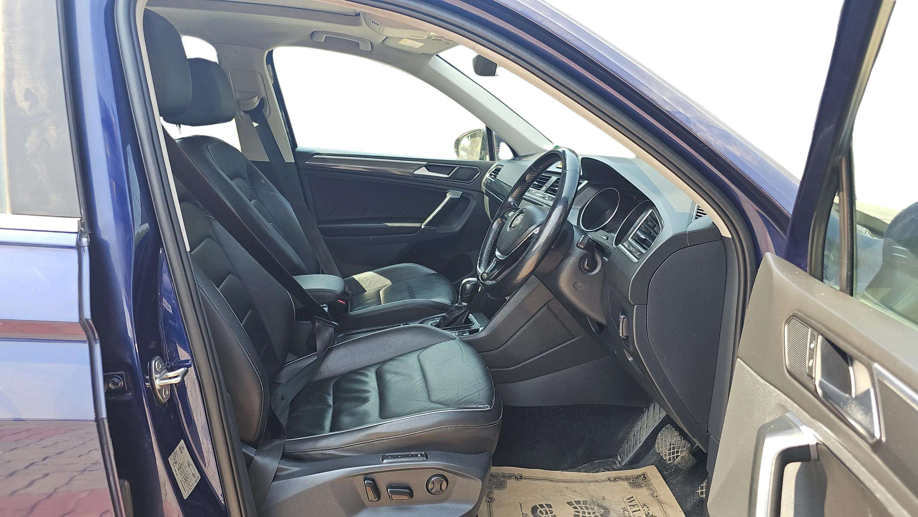 2017 Volkswagen TIGUAN HIGHLINE TDI AT, Diesel, Automatic, 1,12,000 km, Right Side Front Door Cabin