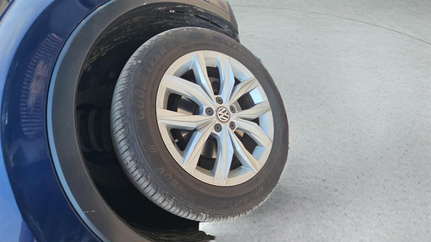 2017 Volkswagen TIGUAN HIGHLINE TDI AT, Diesel, Automatic, 1,12,000 km, Right Front Wheel