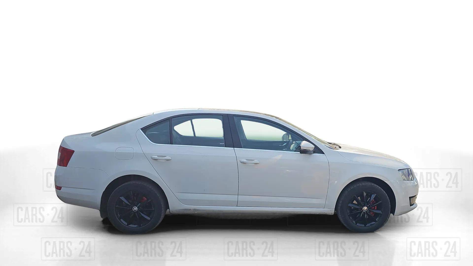 2015 Skoda Octavia ELEGANCE 2.0 TDI AT, Diesel, Automatic, 96,000 km, Right Side View