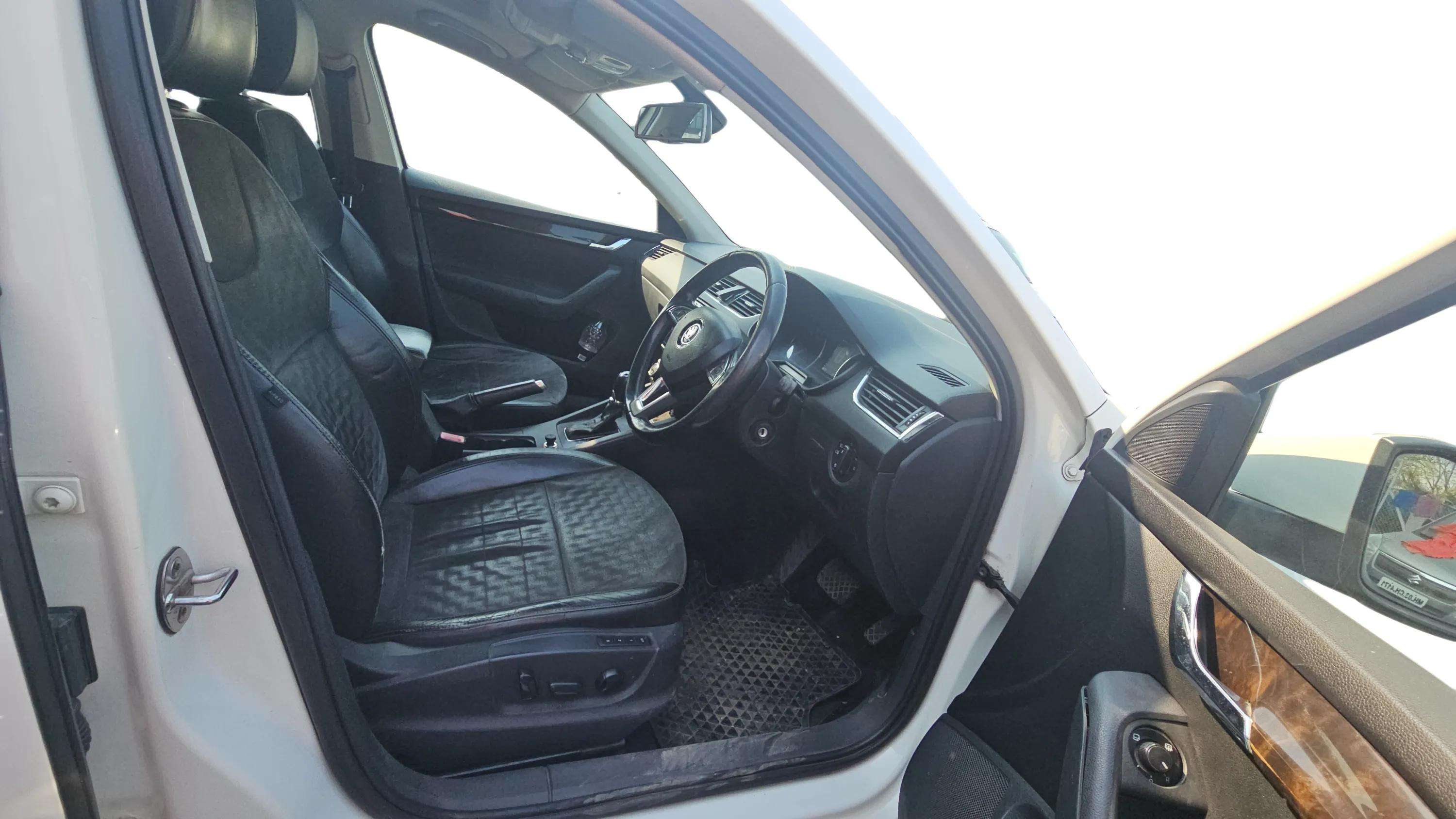 2015 Skoda Octavia ELEGANCE 2.0 TDI AT, Diesel, Automatic, 96,000 km, Right Side Front Door Cabin