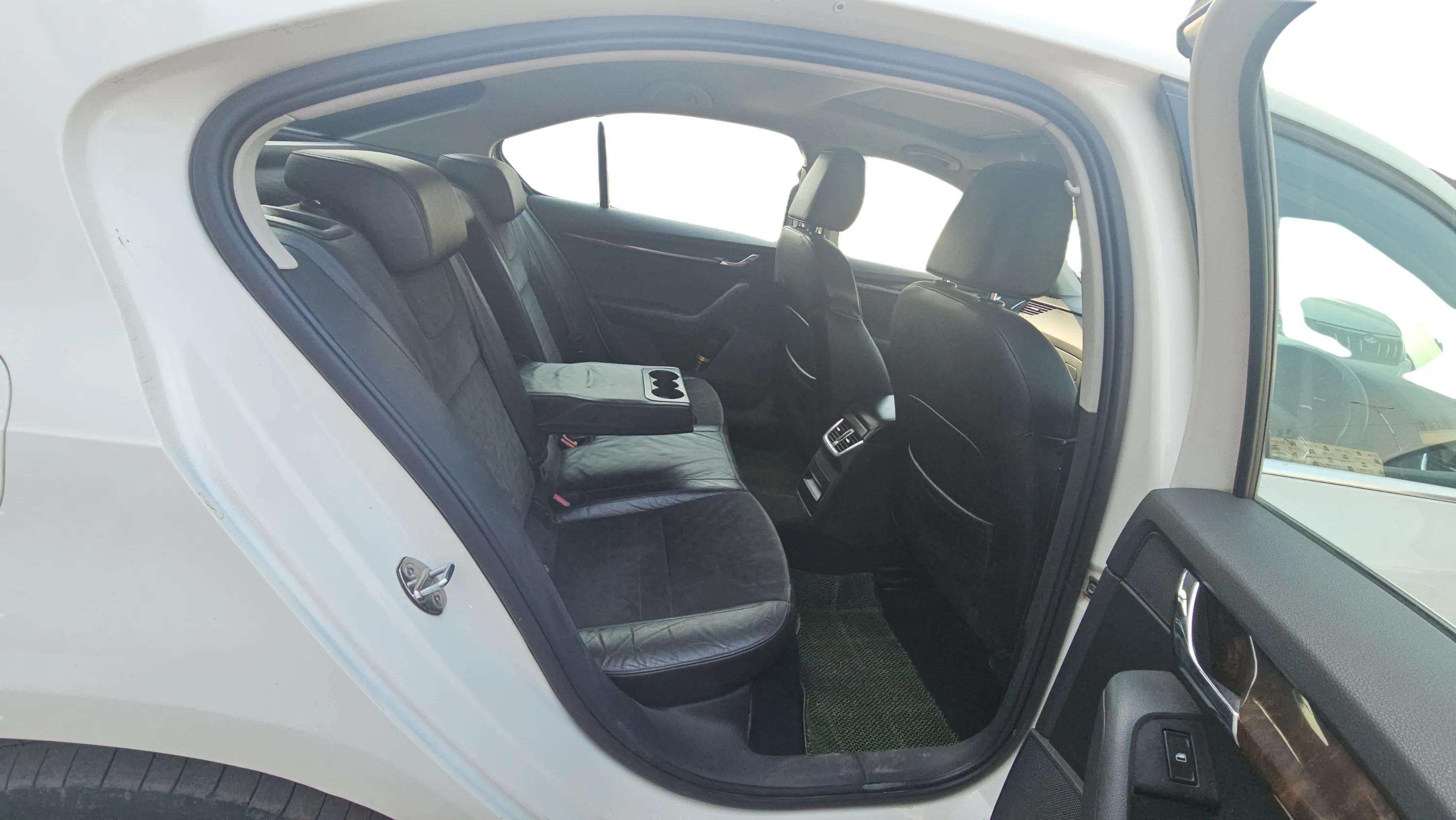2015 Skoda Octavia ELEGANCE 2.0 TDI AT, Diesel, Automatic, 96,000 km, Right Side Rear Door Cabin