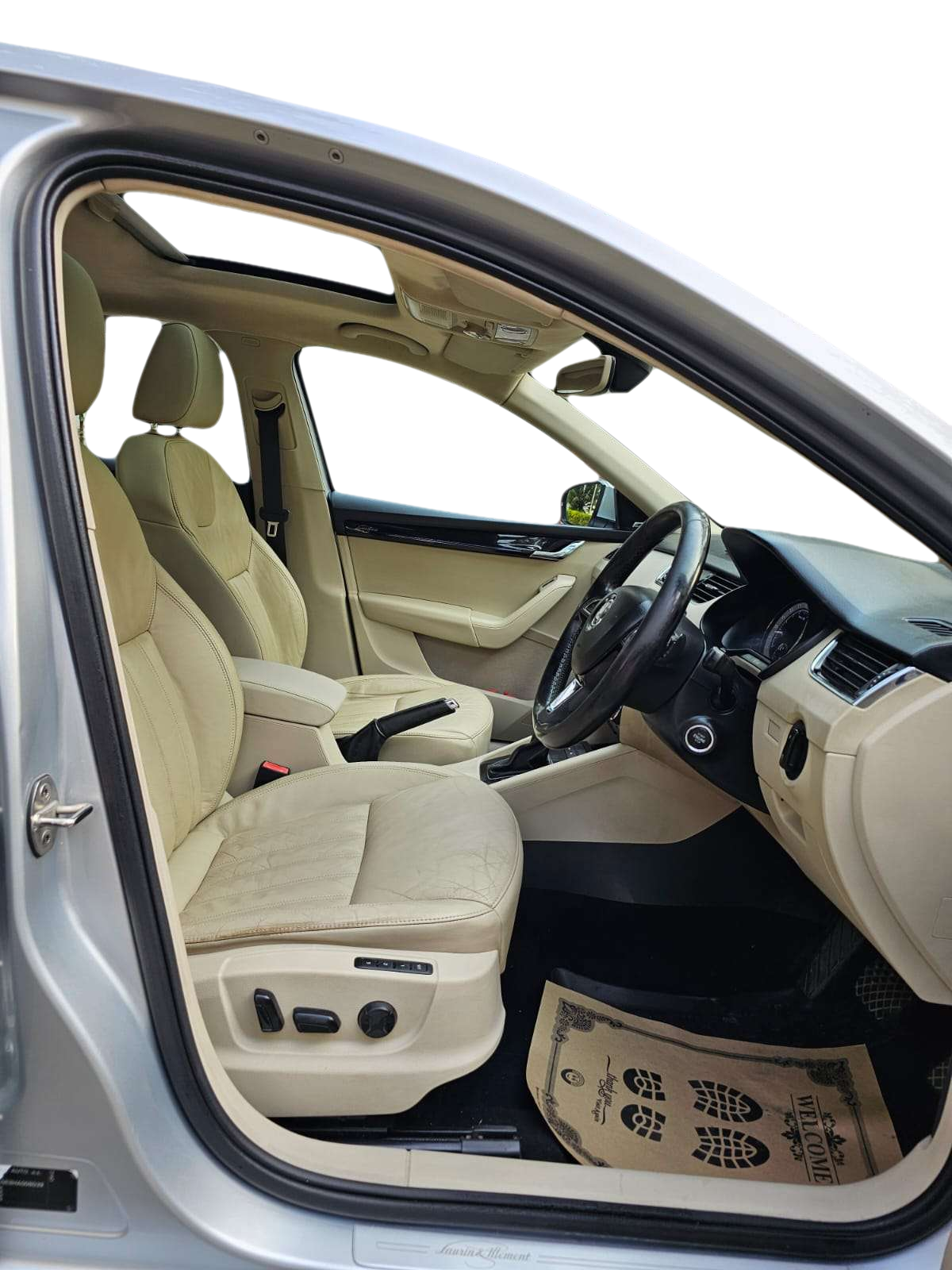 2017 Skoda Octavia 2.0 TDI L&K AT, Diesel, Automatic, 1,13,236 km, Right Side Front Door Cabin