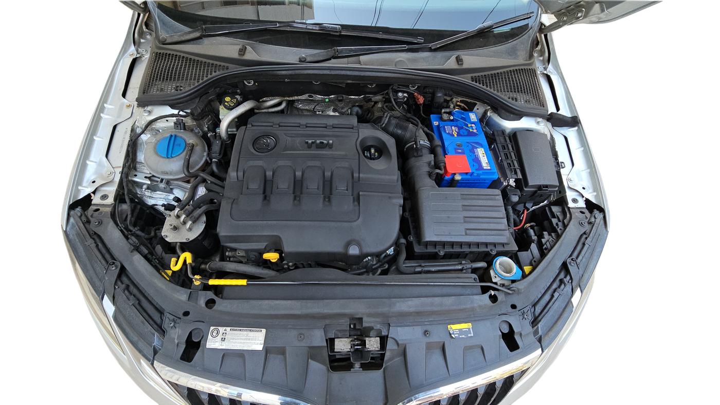 2017 Skoda Octavia 2.0 TDI L&K AT, Diesel, Automatic, 1,13,236 km, Open Bonnet