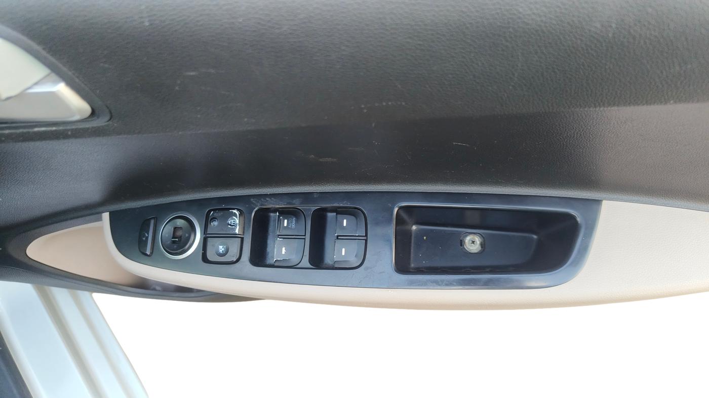 2015 Hyundai Xcent S 1.2, Petrol, Manual, 61,878 km, Driver Side Door Panel Controls