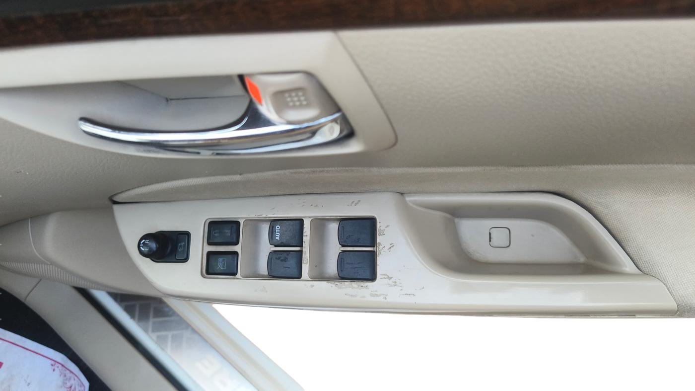 2015 Maruti Swift Dzire VXI, Petrol, Manual, 92,498 km, Driver Side Door Panel Controls