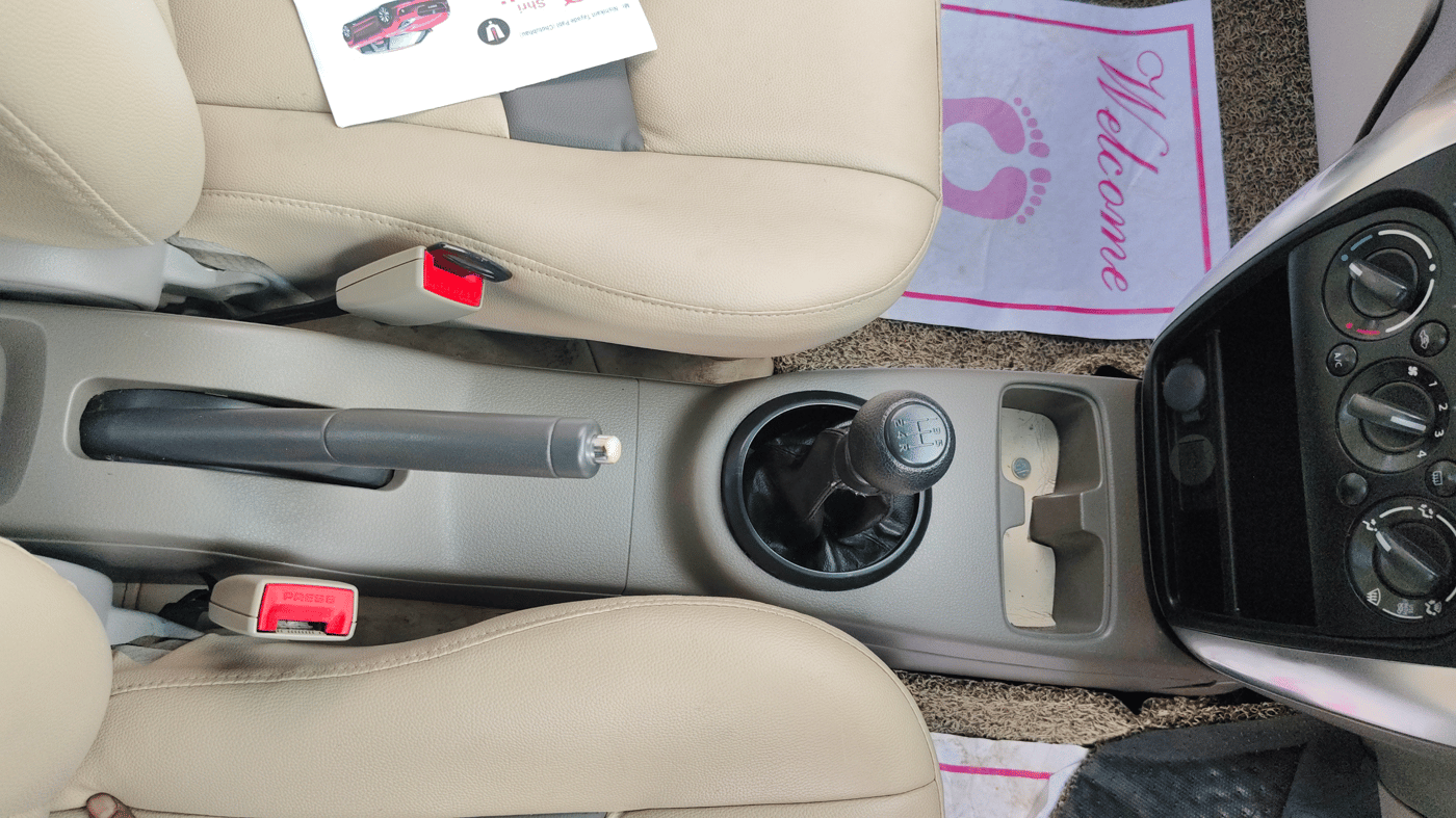 2013 Maruti SX4 VDI, Diesel, Manual, 1,13,124 km, Gear Lever